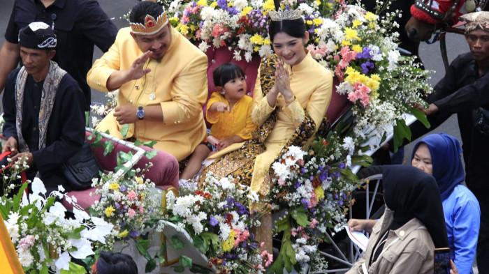 Sejumlah peserta mengikuti Kirab Budaya dalam rangka memperingati Hari Jadi ke-80 Provinsi Jawa Barat, di Kota Bandung, Jawa Barat, Selasa (19/8/2025).