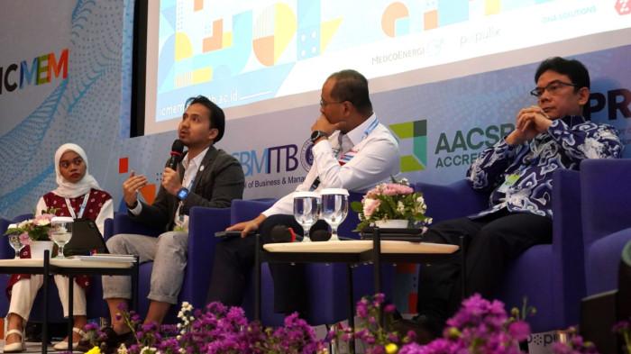 Dari kanan ke kiri, Deputi Kepala Kantor Perwakilan Bank Indonesia (KPw BI) Provinsi Jawa Barat Muslimin Anwar, Direktur Transformasi dan Keberlanjutan Bisnis PT Pertamina (Persero) Agung Wicaksono, Chief Commercial Officer (CCO) Bobobox Bayu Ramadhan, dan Social Entrepreneur dan Founder Kraosan Indonesia Tri Buana Desy Arianty menyampaikan pemaparan saat panel diskusi dengan tema Keberlanjutan Industri di Indonesia dalam rangkaian ICMEM 2025 di SBM ITB, Kota Bandung, Jawa Barat, Kamis (21/8/2025).