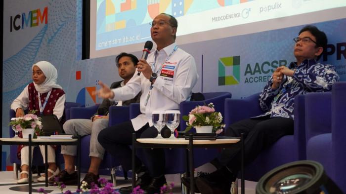 Dari kanan ke kiri, Deputi Kepala Kantor Perwakilan Bank Indonesia (KPw BI) Provinsi Jawa Barat Muslimin Anwar, Direktur Transformasi dan Keberlanjutan Bisnis PT Pertamina (Persero) Agung Wicaksono, Chief Commercial Officer (CCO) Bobobox Bayu Ramadhan, dan Social Entrepreneur dan Founder Kraosan Indonesia Tri Buana Desy Arianty menyampaikan pemaparan saat panel diskusi dengan tema Keberlanjutan Industri di Indonesia dalam rangkaian ICMEM 2025 di SBM ITB, Kota Bandung, Jawa Barat, Kamis (21/8/2025).