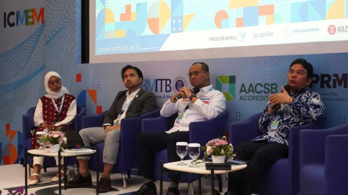 Dari kanan ke kiri, Deputi Kepala Kantor Perwakilan Bank Indonesia (KPw BI) Provinsi Jawa Barat Muslimin Anwar, Direktur Transformasi dan Keberlanjutan Bisnis PT Pertamina (Persero) Agung Wicaksono, Chief Commercial Officer (CCO) Bobobox Bayu Ramadhan, dan Social Entrepreneur dan Founder Kraosan Indonesia Tri Buana Desy Arianty menyampaikan pemaparan saat panel diskusi dengan tema Keberlanjutan Industri di Indonesia dalam rangkaian ICMEM 2025 di SBM ITB, Kota Bandung, Jawa Barat, Kamis (21/8/2025).