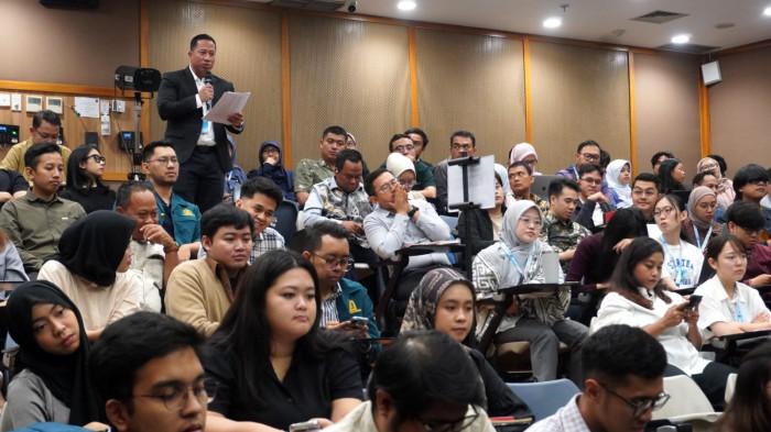 Audien mengajukan pertanyaan kepada pembicara saat diskusi panel dengan tema Keberlanjutan Industri di Indonesia dalam rangkaian ICMEM 2025 di SBM ITB, Kota Bandung, Jawa Barat, Kamis (21/8/2025).