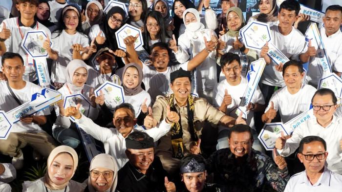 Menteri Perumahan dan Kawasan Permukiman Maruarar Sirait (tengah), bersama Direktur Utama Bank BJB Yusuf Saadudin, Sekda Jabar Herman Suryatman, Bupati Sumedang Dony Ahmad Munir, dan pejabat lainnya berfoto bersama sejumlah debitur FLPP Bank BJB dan Bank BJB Syariah yang baru saja menerima penyerahan kunci rumah subsidi di Kawasan Pabrik Kahatex, Jalan Raya Garut - Bandung, Kabupaten Sumedang, Jawa Barat, Jumat (22/8/2025).