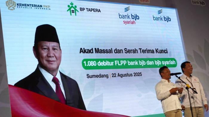 Direktur Utama Bank BJB Yusuf Saadudin didampingi Direktur Utama Bank BJB syariah Arief Setyahadi memberikan sambutan pada acara Akad Massal dan Serah Terima Kunci 1.080 Debitur FLPP Bank BJB dan Bank BJB Syariah di Kawasan Pabrik Kahatex, Jalan Raya Garut - Bandung, Kabupaten Sumedang, Jawa Barat, Jumat (22/8/2025).