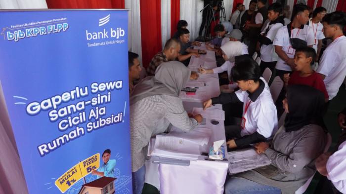 Sejumlah buruh pabrik melakukan akad kredit pemilikan rumah pada acara Akad Massal dan Serah Terima Kunci 1.080 Debitur FLPP Bank BJB dan Bank BJB Syariah di Kawasan Pabrik Kahatex, Jalan Raya Garut - Bandung, Kabupaten Sumedang, Jawa Barat, Jumat (22/8/2025).