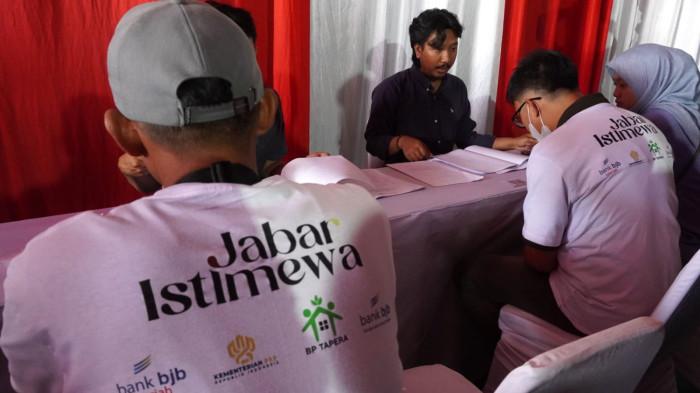 Sejumlah buruh pabrik melakukan akad kredit pemilikan rumah pada acara Akad Massal dan Serah Terima Kunci 1.080 Debitur FLPP Bank BJB dan Bank BJB Syariah di Kawasan Pabrik Kahatex, Jalan Raya Garut - Bandung, Kabupaten Sumedang, Jawa Barat, Jumat (22/8/2025).