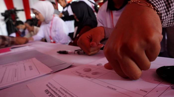 Sejumlah buruh pabrik melakukan akad kredit pemilikan rumah pada acara Akad Massal dan Serah Terima Kunci 1.080 Debitur FLPP Bank BJB dan Bank BJB Syariah di Kawasan Pabrik Kahatex, Jalan Raya Garut - Bandung, Kabupaten Sumedang, Jawa Barat, Jumat (22/8/2025).
