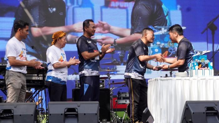 Direktur Utama PT Dirgantara Indonesia (PTDI) Gita Amperiawan, memberikan potongan kue kepada Wakil Gubernur Jawa Barat Erwan Setiawan, dilanjutkan kepada Komisaris Utama PTDI Tonny Harjono, Ketua Paguyuban Pasundan Didi Turmudzi dan pegawai teladan pada perayaan puncak HUT ke-49 PTDI di kawasan PTDI, Kota Bandung, Jawa Barat, Sabtu (23/8/2025).