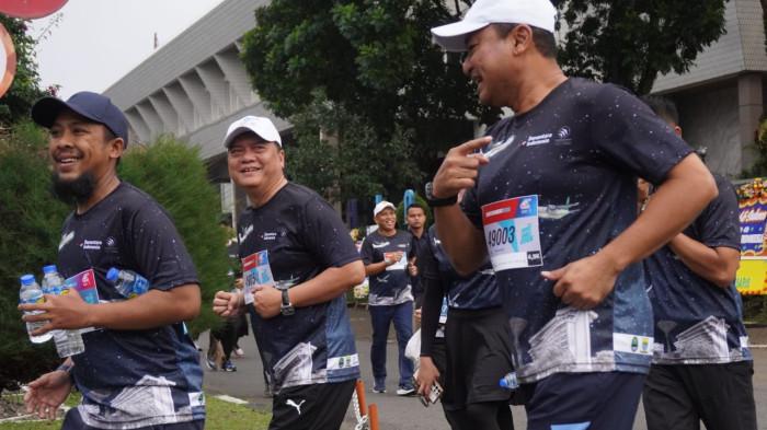 Direktur Utama PT Dirgantara Indonesia (PTDI) Gita Amperiawan, Komisaris Utama PTDI Tonny Harjono, bersama jajaran dan para peserta lainnya mengikuti fun run pada perayaan puncak HUT ke-49 PTDI yang mengusung tema 