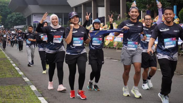Para peserta mengikuti fun run pada perayaan puncak HUT ke-49 PT Dirgantara Indonesia (PTDI) di kawasan PTDI, Kota Bandung, Jawa Barat, Sabtu (23/8/2025).