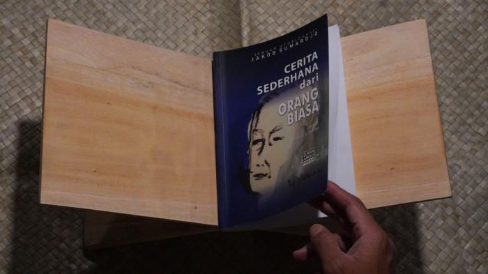 Pengunjung mengamati satu buku karya Jakob Sumardjo (JS) yang dipajang pada pameran Jejak Mesin Tik Maestro Jakob Sumardjo di Museum Bandung, Kota Bandung, Jawa Barat, Selasa (26/8/2025).