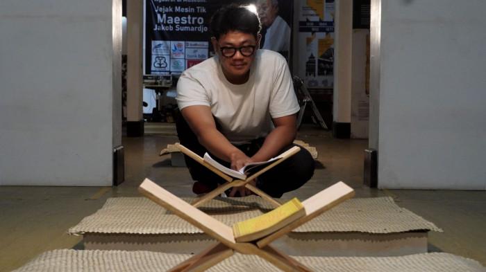 Pengunjung mengamati satu buku karya Jakob Sumardjo (JS) yang dipajang pada pameran Jejak Mesin Tik Maestro Jakob Sumardjo di Museum Bandung, Kota Bandung, Jawa Barat, Selasa (26/8/2025).