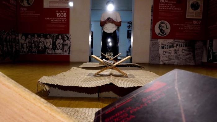 Pengunjung mengamati satu buku karya Jakob Sumardjo (JS) yang dipajang pada pameran Jejak Mesin Tik Maestro Jakob Sumardjo di Museum Bandung, Kota Bandung, Jawa Barat, Selasa (26/8/2025).