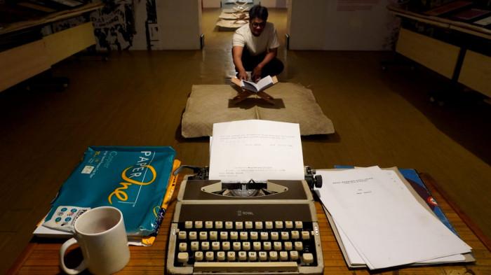 Pengunjung mengamati satu buku karya Jakob Sumardjo (JS) yang dipajang pada pameran Jejak Mesin Tik Maestro Jakob Sumardjo di Museum Bandung, Kota Bandung, Jawa Barat, Selasa (26/8/2025).