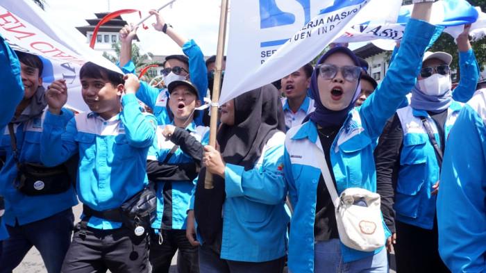 Massa buruh dari Serikat Pekerja Nasional (SPN) Jawa Barat menggelar aksi unjuk rasa di depan Gedung Sate, Jalan Diponegoro, Kota Bandung, Jawa Barat, Kamis (28/8/2025).