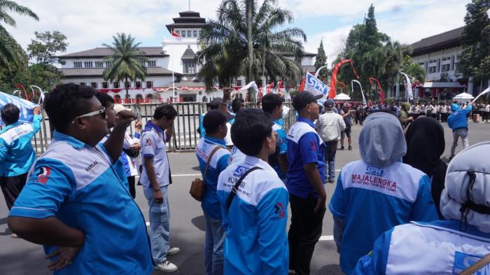 Massa buruh dari Serikat Pekerja Nasional (SPN) Jawa Barat menggelar aksi unjuk rasa di depan Gedung Sate, Jalan Diponegoro, Kota Bandung, Jawa Barat, Kamis (28/8/2025).