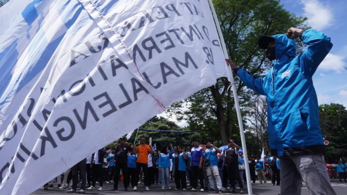 Massa buruh dari Serikat Pekerja Nasional (SPN) Jawa Barat menggelar aksi unjuk rasa di depan Gedung Sate, Jalan Diponegoro, Kota Bandung, Jawa Barat, Kamis (28/8/2025).