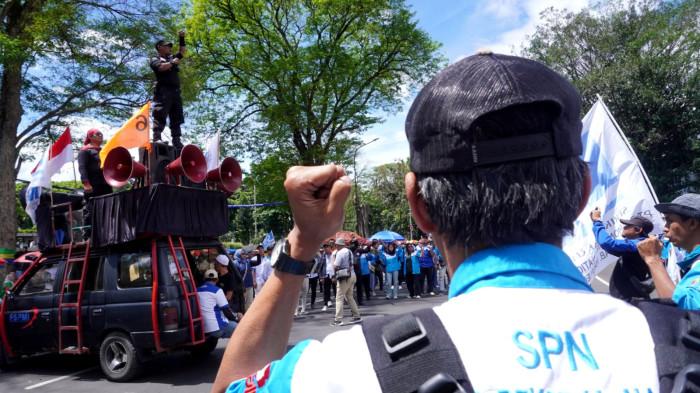 Massa buruh dari Serikat Pekerja Nasional (SPN) Jawa Barat menggelar aksi unjuk rasa di depan Gedung Sate, Jalan Diponegoro, Kota Bandung, Jawa Barat, Kamis (28/8/2025).