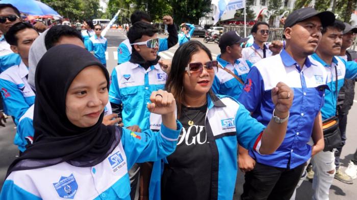 Massa buruh dari Serikat Pekerja Nasional (SPN) Jawa Barat menggelar aksi unjuk rasa di depan Gedung Sate, Jalan Diponegoro, Kota Bandung, Jawa Barat, Kamis (28/8/2025).