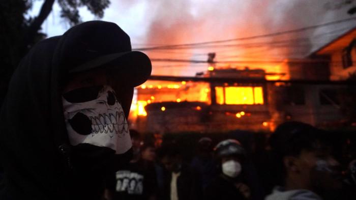 Massa membakar rumah aset MPR RI saat aksi unjuk rasa di depan Gedung DPRD Provinsi Jawa Barat, Jalan Diponegoro, Kota Bandung, Jawa Barat, Jumat (29/8/2025).