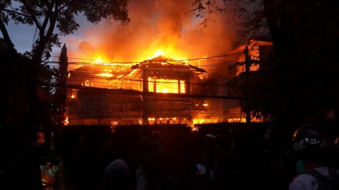 Massa membakar rumah aset MPR RI saat aksi unjuk rasa di depan Gedung DPRD Provinsi Jawa Barat, Jalan Diponegoro, Kota Bandung, Jawa Barat, Jumat (29/8/2025).