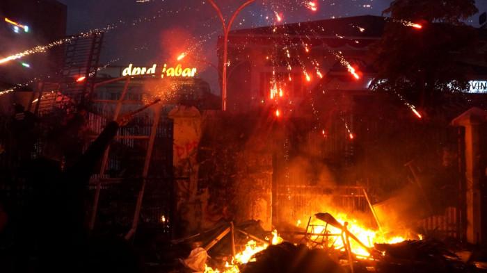Massa pengunjuk rasa menembakan kembang api ke arah Gedung DPRD Provinsi Jawa Barat, Jalan Diponegoro, Kota Bandung, Jawa Barat, Jumat (29/8/2025).