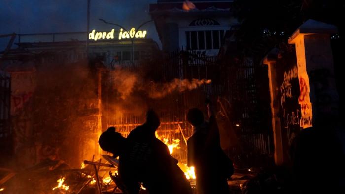 Massa pengunjuk rasa menembakan batu ke arah Gedung DPRD Provinsi Jawa Barat, Jalan Diponegoro, Kota Bandung, Jawa Barat, Jumat (29/8/2025).