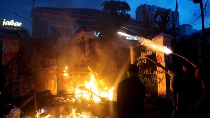 Massa pengunjuk rasa menembakan kembang api ke arah Gedung DPRD Provinsi Jawa Barat, Jalan Diponegoro, Kota Bandung, Jawa Barat, Jumat (29/8/2025).