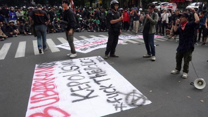 Massa yang terdiri dari mahasiswa, pengemudi ojek online dan masyarakat umum melakukan aksi unjuk rasa di depan Gedung DPRD Provinsi Jawa Barat, Jalan Diponegoro, Kota Bandung, Jawa Barat, Jumat (29/8/2025).