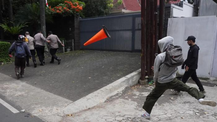 Pengunjuk rasa mengejar dan melempar polisi saat melakukan aksi unjuk rasa di Gedung DPRD Provinsi Jawa Barat, Jalan Diponegoro, Kota Bandung, Jawa Barat, Jumat (29/8/2025).