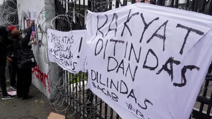 Pengunjuk rasa memasang spanduk berisi kritikan dan memasang sejumlah foto pejabat negara di kawat berduru saat melakukan aksi unjuk rasa di Gedung DPRD Provinsi Jawa Barat, Jalan Diponegoro, Kota Bandung, Jawa Barat, Jumat (29/8/2025).