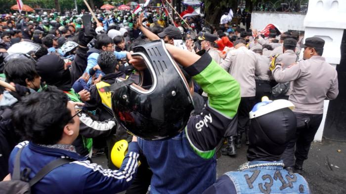 Pengunjuk rasa menyerang polisi saat melakukan aksi unjuk rasa di Gedung DPRD Provinsi Jawa Barat, Jalan Diponegoro, Kota Bandung, Jawa Barat, Jumat (29/8/2025).