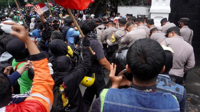 Pengunjuk rasa menyerang polisi saat melakukan aksi unjuk rasa di Gedung DPRD Provinsi Jawa Barat, Jalan Diponegoro, Kota Bandung, Jawa Barat, Jumat (29/8/2025).