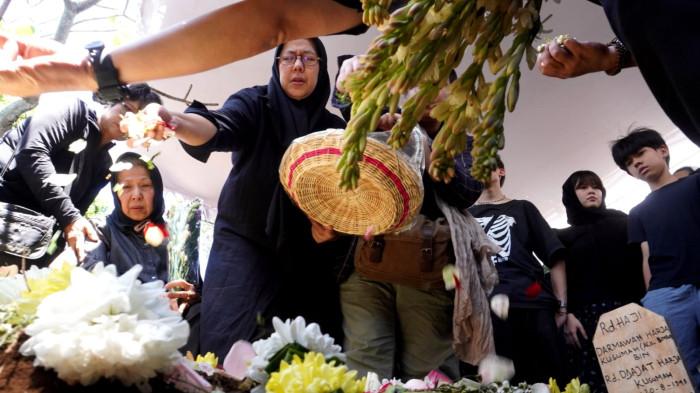 Keluarga menaburkan bunga ke pusara makam Darmawan Kusumawardhana Hardjakusumah alias Acil Bimbo yang baru saja dimakamkan di TPU Cipageran, Kota Cimahi, Jawa Barat, Selasa (2/9/2025).