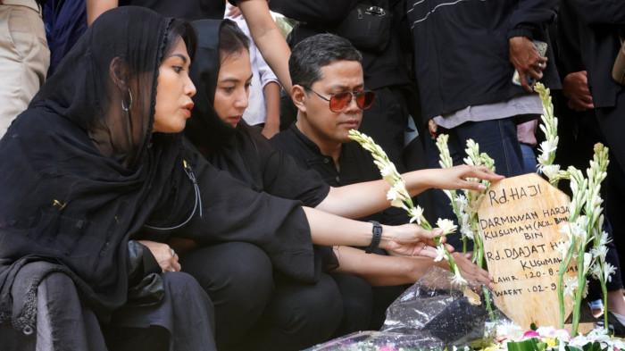 Keluarga meletakan bunga di pusara makam Darmawan Kusumawardhana Hardjakusumah alias Acil Bimbo yang baru saja dimakamkan di TPU Cipageran, Kota Cimahi, Jawa Barat, Selasa (2/9/2025).