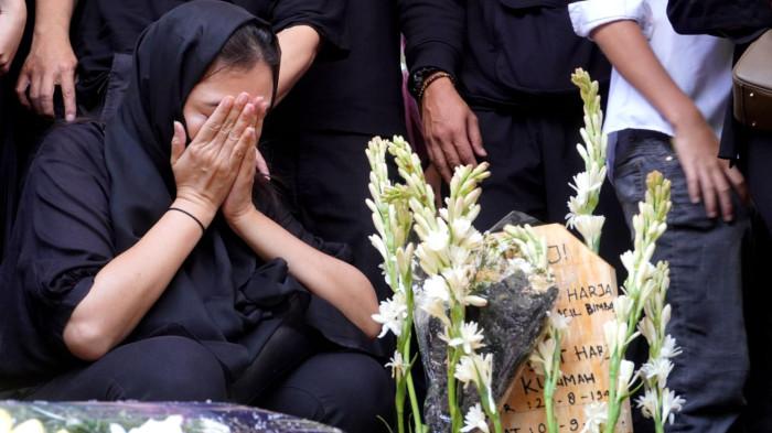 Keluarga berdoa di depan pusara makam Darmawan Kusumawardhana Hardjakusumah alias Acil Bimbo yang baru saja dimakamkan di TPU Cipageran, Kota Cimahi, Jawa Barat, Selasa (2/9/2025).