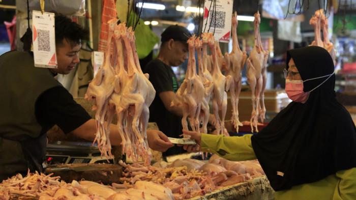 Pedagang daging ayam potong melayani pembeli di Pasar Kosambi, Kota Bandung, Jawa Barat, Senin (15/9/2025).