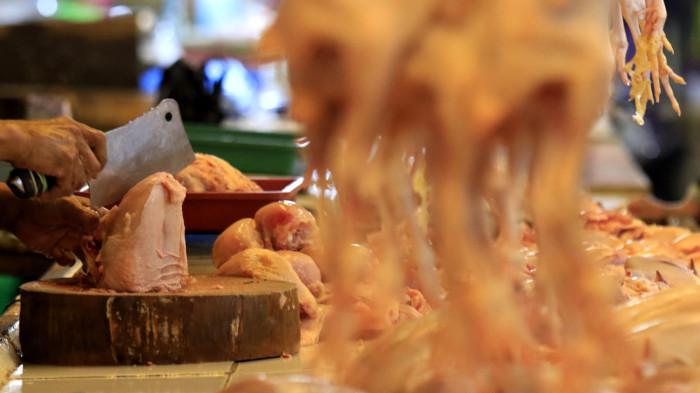 Pedagang daging ayam potong melayani pembeli di Pasar Kosambi, Kota Bandung, Jawa Barat, Senin (15/9/2025).