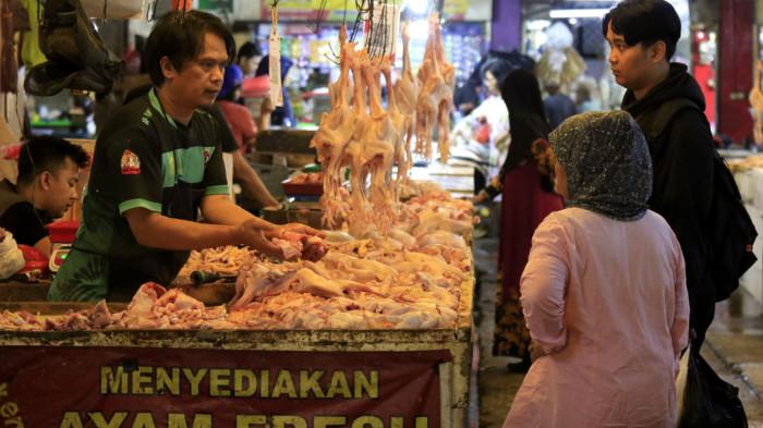 Pedagang daging ayam potong melayani pembeli di Pasar Kosambi, Kota Bandung, Jawa Barat, Senin (15/9/2025).