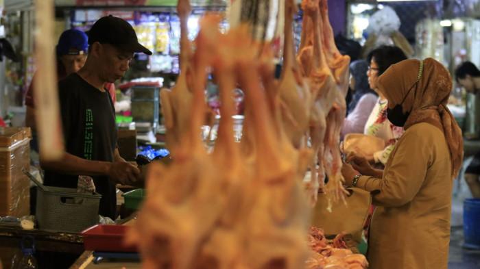 Pedagang daging ayam potong melayani pembeli di Pasar Kosambi, Kota Bandung, Jawa Barat, Senin (15/9/2025).