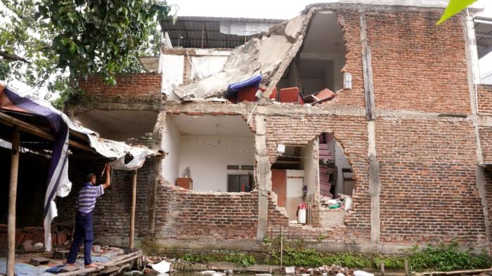 Seorang warga mengamati rumah yang hancur di Jalan Pacul VI, Kelurahan Babakansari, Kecamatan Kiaracondong, Kota Bandung, Jawa Barat, Selasa (16/9/2025).