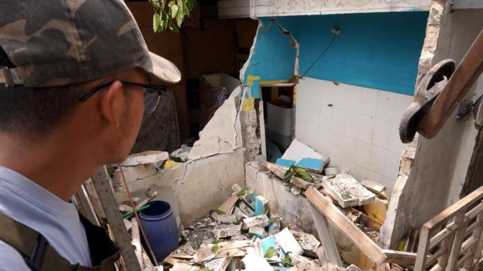 Petugas Badan Penanggulangan Bencana Daerah (BPBD) Kota Bandung mengamati rumah yang hancur di Jalan Pacul VI, Kelurahan Babakansari, Kecamatan Kiaracondong, Kota Bandung, Jawa Barat, Selasa (16/9/2025).