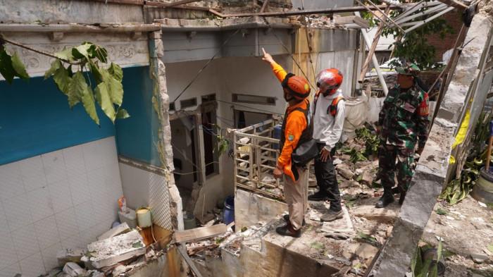 Petugas Badan Penanggulangan Bencana Daerah (BPBD) Kota Bandung bersama Babinsa mengamati rumah yang hancur di Jalan Pacul VI, Kelurahan Babakansari, Kecamatan Kiaracondong, Kota Bandung, Jawa Barat, Selasa (16/9/2025).