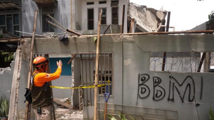Petugas Badan Penanggulangan Bencana Daerah (BPBD) Kota Bandung mengamati rumah yang hancur di Jalan Pacul VI, Kelurahan Babakansari, Kecamatan Kiaracondong, Kota Bandung, Jawa Barat, Selasa (16/9/2025).