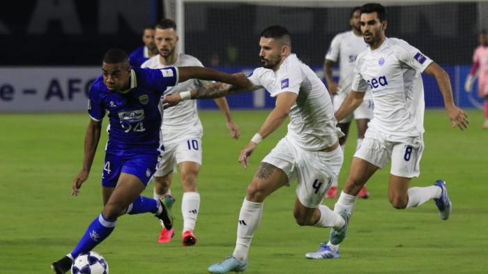 Pemain Persib, Uilliam Barros menguasai bola dibayang-bayangi pemain Lion City Sailors pada laga perdana AFC Champions League Two (ACL 2) 2025-2026, di Stadion Gelora Bandung Lautan Api (GBLA), Kota Bandung, Jawa Barat, Kamis (18/9/2025).