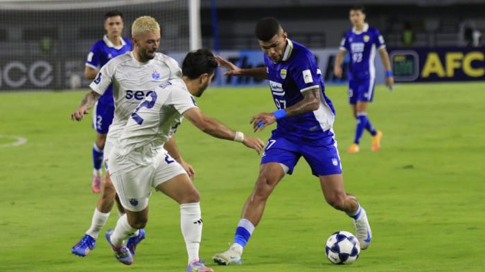 Pemain Persib, Berguinho menguasai bola dibayang-bayangi dua pemain Lion City Sailors pada laga perdana AFC Champions League Two (ACL 2) 2025-2026, di Stadion Gelora Bandung Lautan Api (GBLA), Kota Bandung, Jawa Barat, Kamis (18/9/2025).