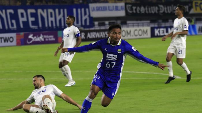 Pemain Persib, Saddil Ramdani melakukan selebrasi setelah mencetak gol ke gawang Lion City Sailors pada laga perdana AFC Champions League Two (ACL 2) 2025-2026, di Stadion Gelora Bandung Lautan Api (GBLA), Kota Bandung, Jawa Barat, Kamis (18/9/2025).