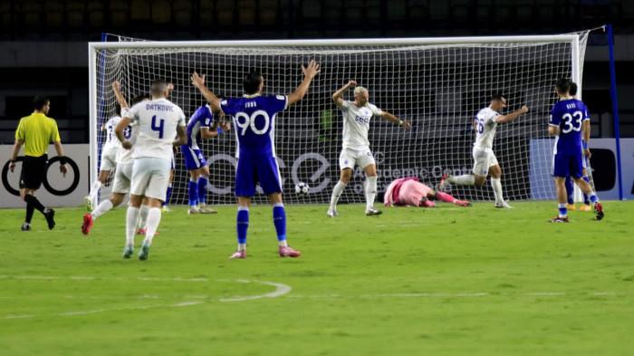 Pemain Lion City Sailors, Lennart Thy melakukan selebrasi usai mencetak gol ke gawang Persib Bandung pada laga perdana AFC Champions League Two (ACL 2) 2025-2026, di Stadion Gelora Bandung Lautan Api (GBLA), Kota Bandung, Jawa Barat, Kamis (18/9/2025).