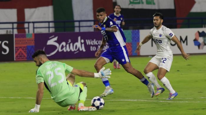 Pemain Persib, Berguinho gagal mencetak gol setelah bola membentur penjaga gawang Lion City Sailors pada laga perdana AFC Champions League Two (ACL 2) 2025-2026, di Stadion Gelora Bandung Lautan Api (GBLA), Kota Bandung, Jawa Barat, Kamis (18/9/2025).