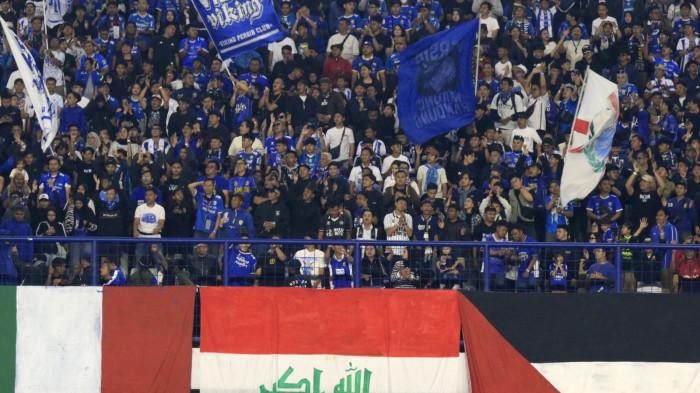 Bobotoh hadir memberikan dukungan untuk Persib Bandung saat menghadapi Lion City Sailors pada laga perdana AFC Champions League Two (ACL 2) 2025-2026, di Stadion Gelora Bandung Lautan Api (GBLA), Kota Bandung, Jawa Barat, Kamis (18/9/2025).