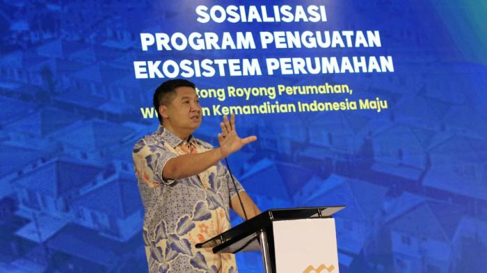 Menteri Perumahan dan Kawasan Permukiman (PKP), Maruara Sirait menyampaikan paparan dalam acara Sosialisasi Kredit Program Perumahan (KPP) di Hotel Crowne Plaza, Jalan Lembong, Kota Bandung, Jawa Barat, Jumat (19/9/2025).